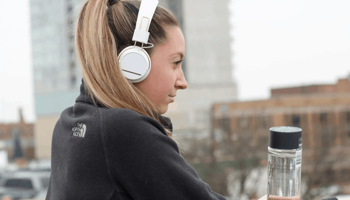 Woman wearing white headphone